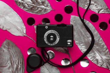 Pembe arka planda gümüş konfeti. İki renkte tek renkli görüntü. Moda eğilimi konsepti.