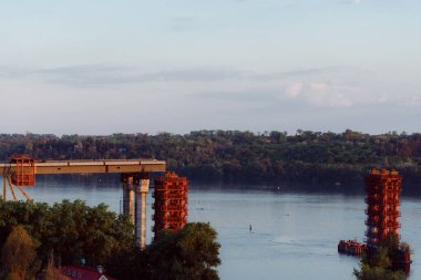 İnşaat vinci ve gökyüzüne karşı bina 