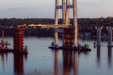 İnşaat vinci ve gökyüzüne karşı bina 