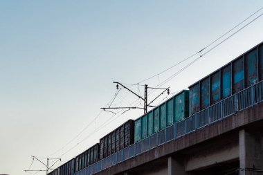 tren köprüde gün batımı zamanı