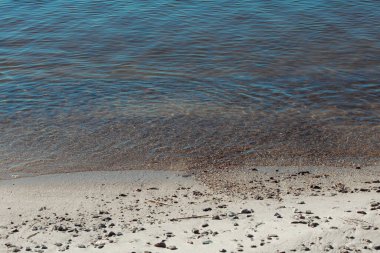 Sahildeki deniz dalgaları