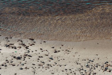 Deniz dalgalı kumsal