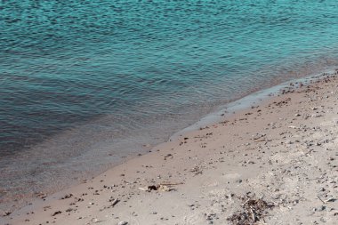 Dalgalar ve kumla dolu güzel deniz suyu yüzeyi