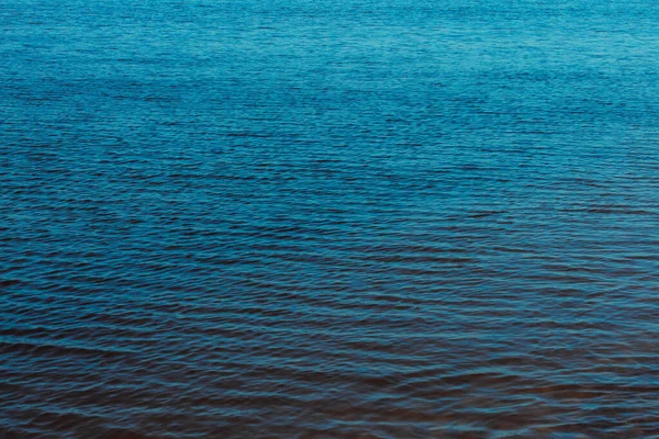Powierzchnia Wody Odbiciem Fal Morskich — Zdjęcie stockowe