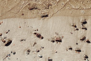 Deniz dalgalı kumsal 