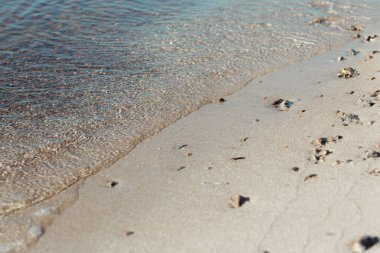 Sahilde ayak izleri.