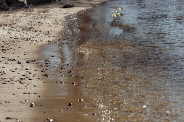 Sahilde ayak izleri.