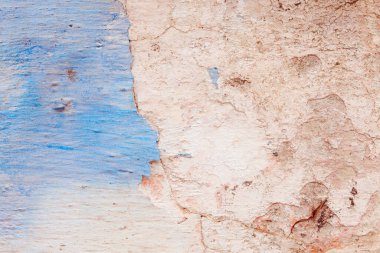 Çatlakları ve çizikleri olan beton bir duvarın dokusu arka plan olarak kullanılabilir.