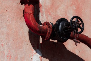 kırmızı ve sarı su vanası