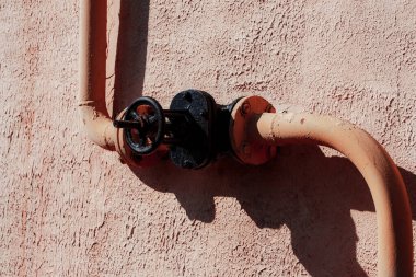 Kırmızı saplı paslı metal bir kapı.