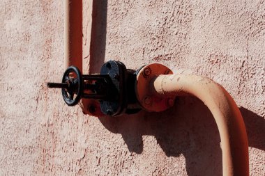 Kırmızı saplı paslı metal bir kapı.