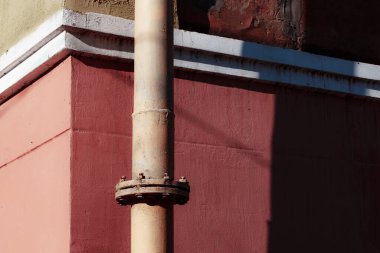 Evin çatısındaki paslı metal boru.