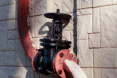 Duvardaki paslı metal boru.