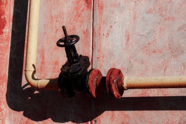 Duvardaki paslı metal sapı.