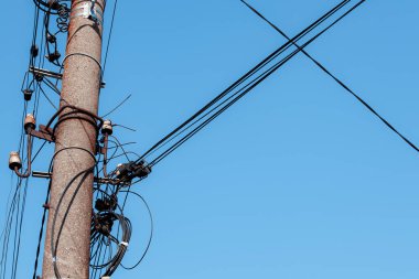 mavi gökyüzü ile yüksek voltaj kulesi