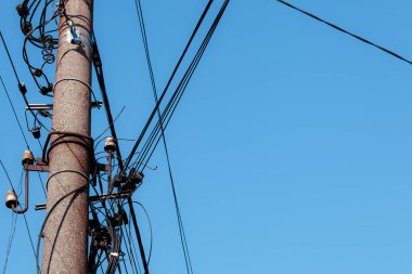 mavi gökyüzü ile yüksek voltaj kulesi