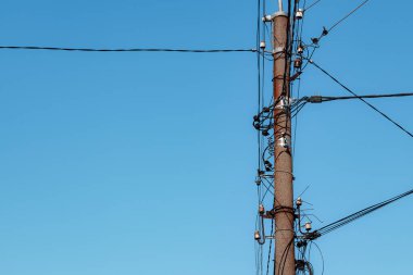 Mavi arkaplanda yüksek voltaj kulesi