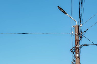 mavi gökyüzü ile yüksek voltaj kulesi