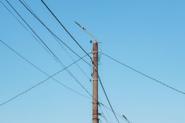 mavi gökyüzü ile yüksek voltaj kulesi
