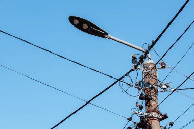 Mavi gökyüzünün arka planında elektrik direği