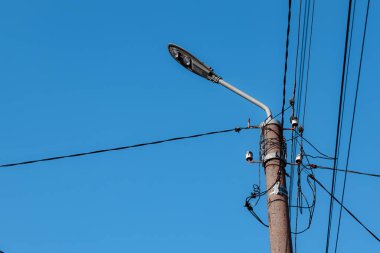Mavi gökyüzünün arka planında elektrik direği