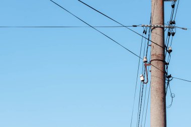 Mavi gökyüzünün arka planında yüksek voltaj kulesi