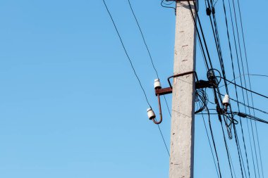 Mavi gökyüzünün arka planında elektrik kabloları