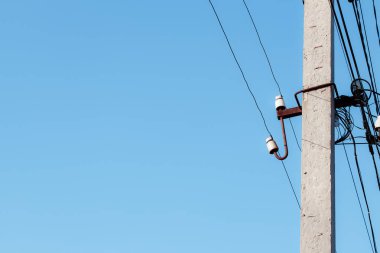 Mavi gökyüzü arka planında elektrik kabloları