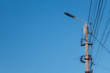 mavi gökyüzü ile yüksek voltaj kulesi