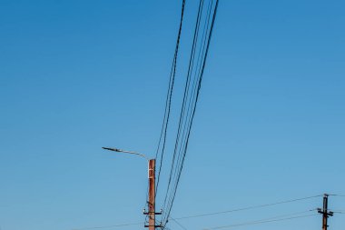 yüksek voltaj kulesi, elektrik direği, mavi gökyüzü ve bulutlar
