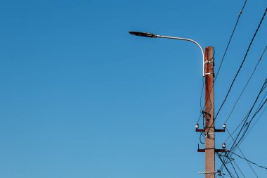 Mavi gökyüzünün arka planında yüksek voltaj kulesi