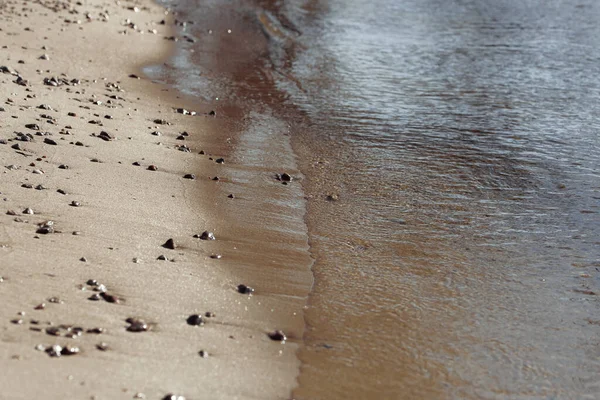Piaszczysta Plaża Falami Morzem — Zdjęcie stockowe