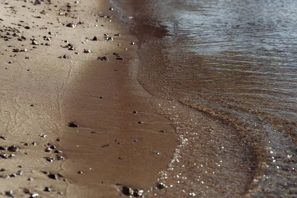 Піщаний Пляж Морськими Хвилями — стокове фото