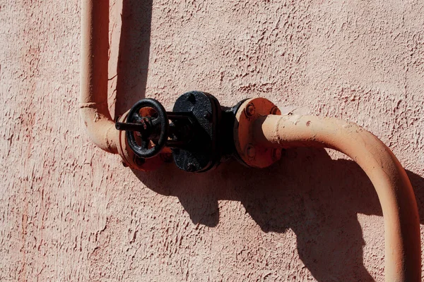 Kırmızı saplı paslı metal bir kapı.