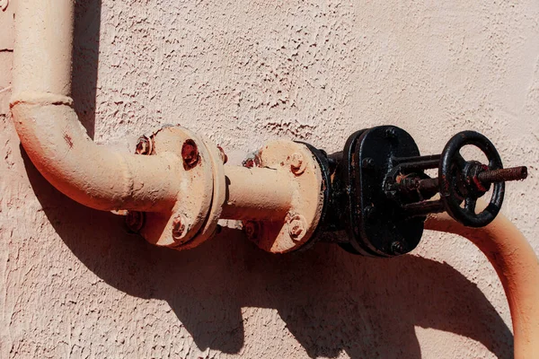 Duvardaki paslı metal boru.