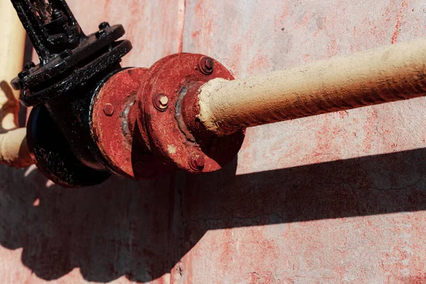 Duvardaki paslı metal boru.