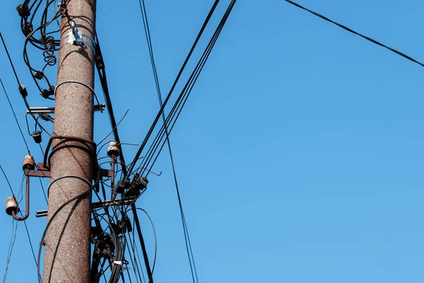 mavi gökyüzü ile yüksek voltaj kulesi