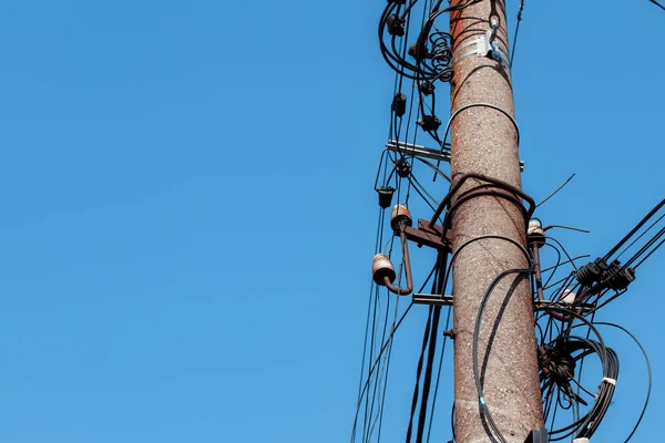 Mavi gökyüzünün arka planında elektrik direği