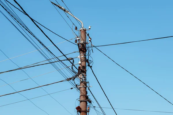 mavi gökyüzü ile yüksek voltaj kulesi