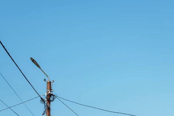 Torre Alta Tensão Fios Fundo Céu Azul — Fotografia de Stock