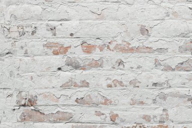 Çatlakları ve çizikleri olan tuğla duvar dokusu arka plan olarak kullanılabilir.