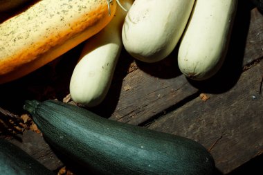 Tahta bir masada taze sebzeler.