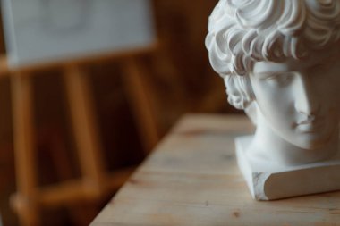 Tahta bir masada alçı heykel. Çizim dersleri. Sanat okulu konsepti.