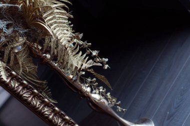 Kuru bitkiler altınla boyanmış. 