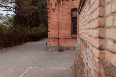 Kırmızı tuğlalı eski tuğla duvar