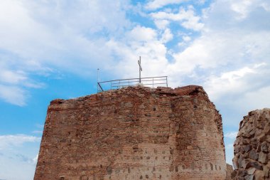 Dağlardaki eski tuğla kale