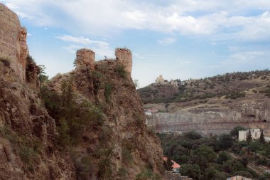 Dağlardaki eski tuğla kale