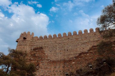 Dağlardaki eski tuğla kale