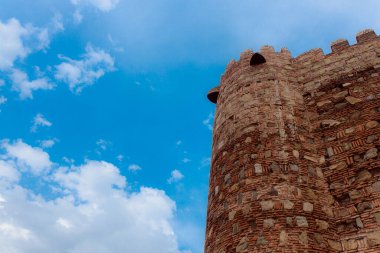 Dağlardaki eski tuğla kale