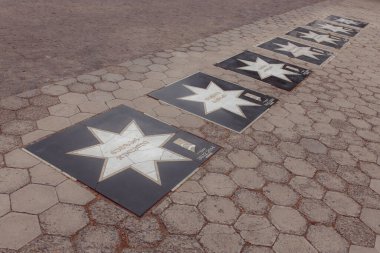 TBILISI, GEORGIA - 11 Ağustos 2021: Tiflis 'te Shota Rustaveli Caddesi' ndeki yıldızlar sokağı